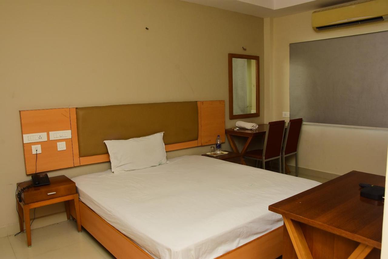Hotel Krishna Residency Majiladuthuráj Kültér fotó
