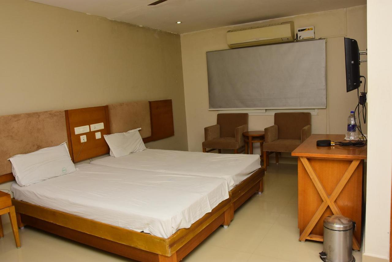 Hotel Krishna Residency Majiladuthuráj Kültér fotó