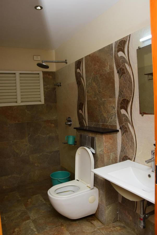 Hotel Krishna Residency Majiladuthuráj Kültér fotó